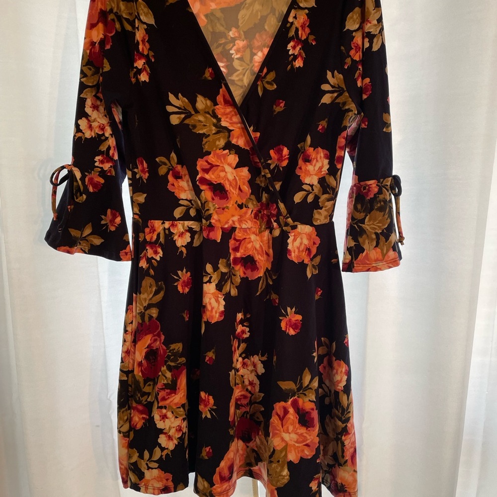 Super cute dress / tunic with ruffled sleeves navy with peach flowers. XL